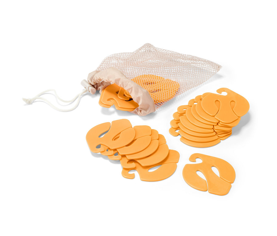 Oranžové klipsy na ponožky, 20 ks, částečně v síťovaném sáčku.