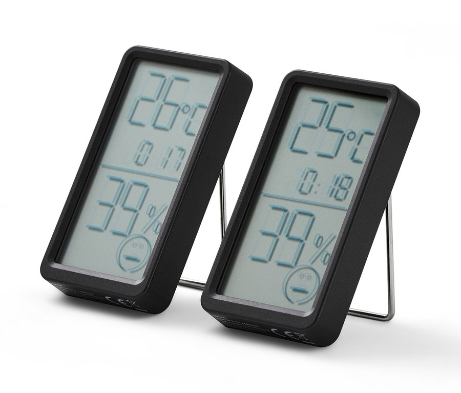 Dva černé pokojové teploměry s digitálním displejem zobrazují teplotu a vlhkost.