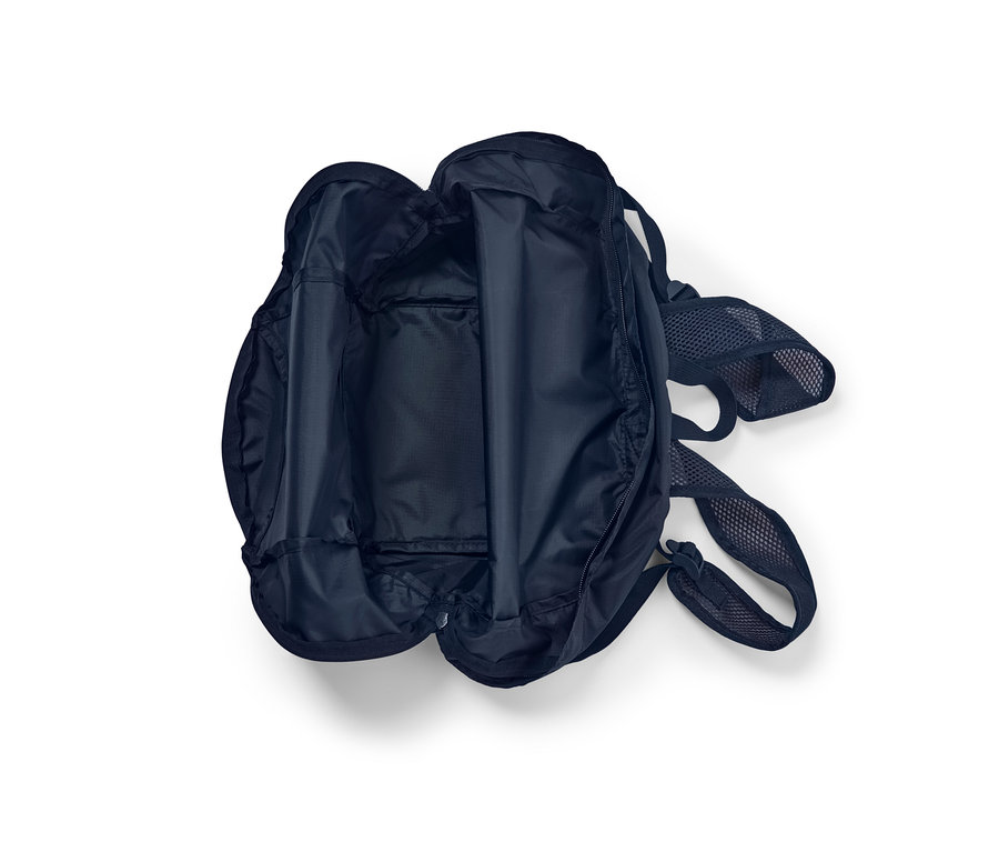 Otevřený skládací batoh.