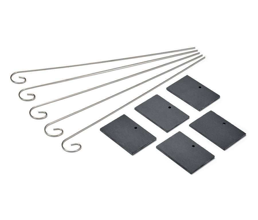 Pět břidlicových označovačů záhonů a pět kovových tyčí leží na bílém pozadí.