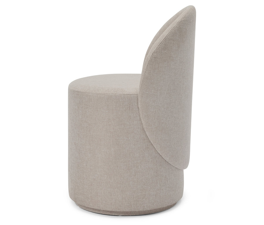 Béžová látková židle s kulatým sedákem a zakřiveným opěradlem.