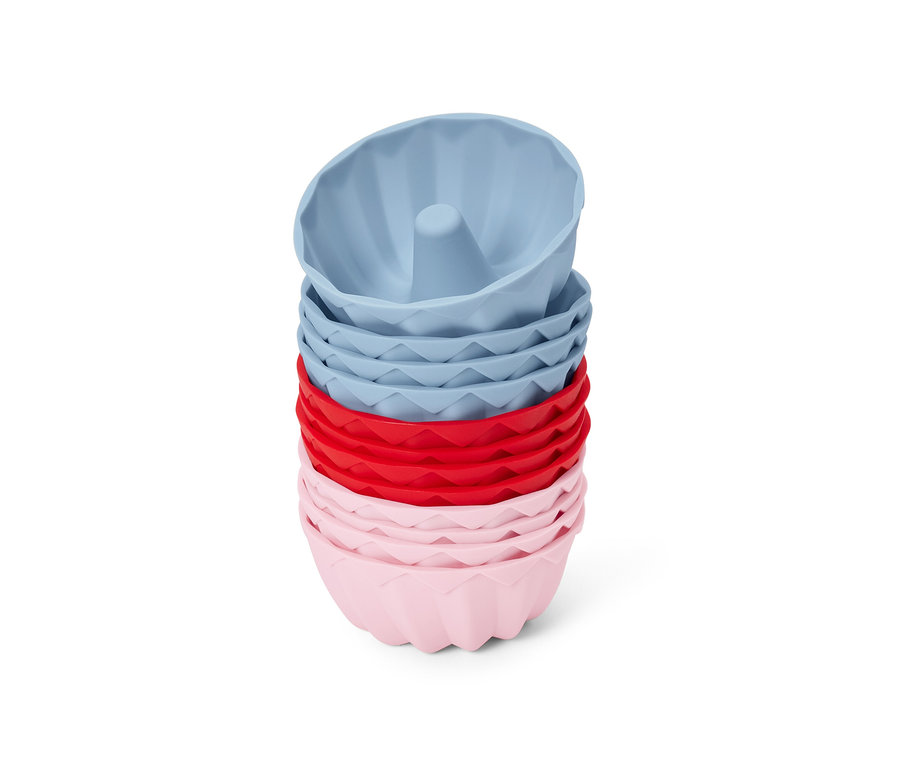 Stoh 12 formiček na mini bábovky v růžové, červené a modré barvě.