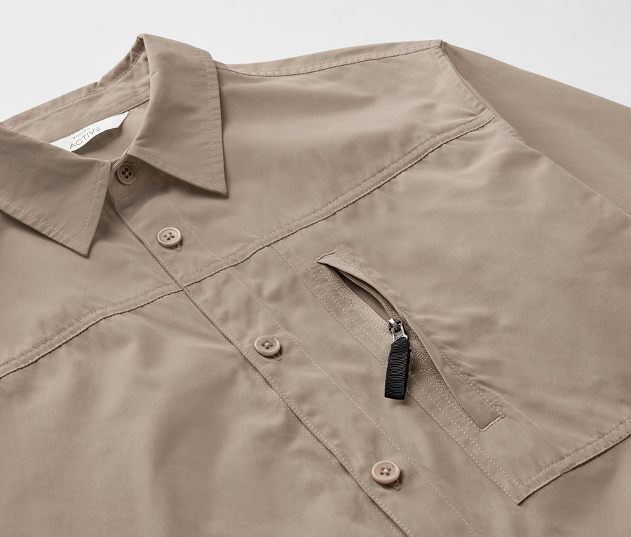 Detail béžové outdoorové košile s ochranou proti komárům.