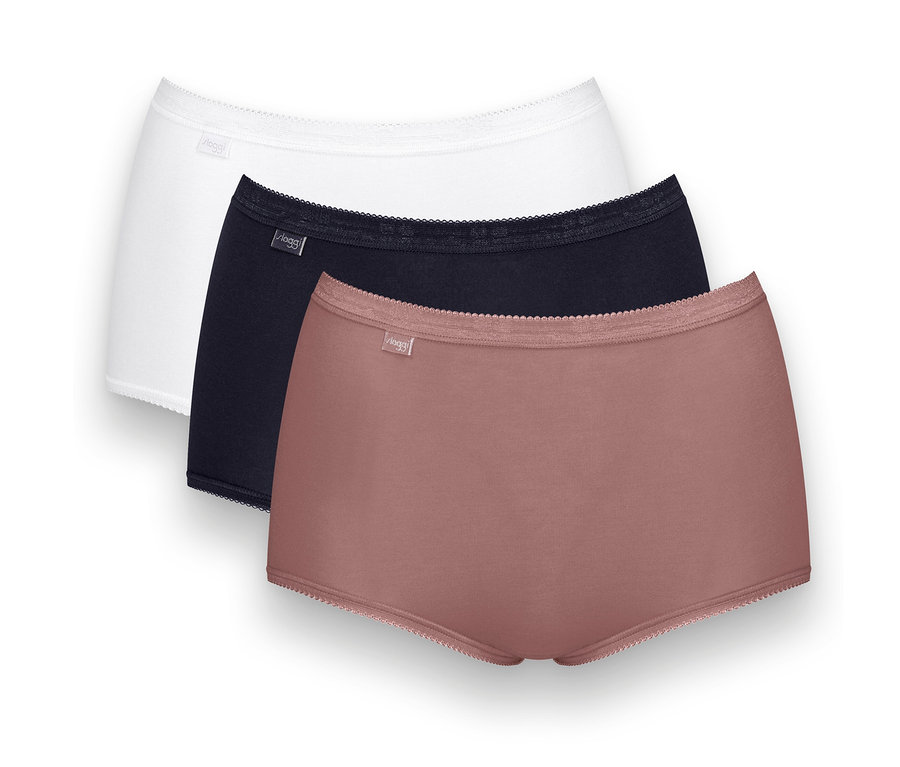 Tři kalhotky sloggi Basic+ Maxi C3P různých barev: bílé, tmavě modré a kakaové.