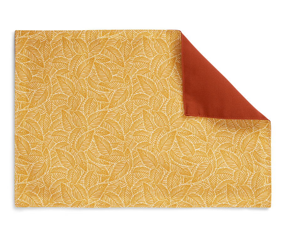 Obdélníkový prostírání se zlatým listovým vzorem a hnědou reverzní stranou.