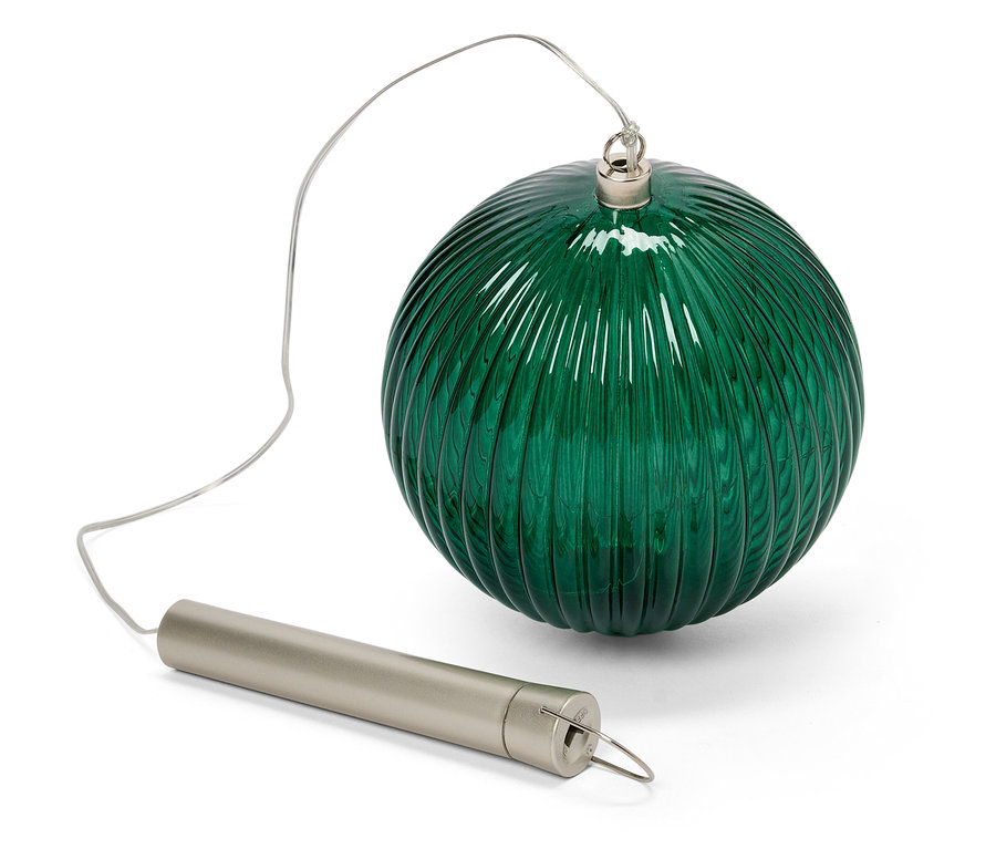 Zelená skleněná koule s texturovaným povrchem připojená k stříbrné válcové trubici pomocí drátu.