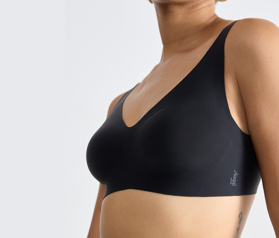 Torzo ženy v černé měkké podprsence sloggi ZERO Feel 2.0.