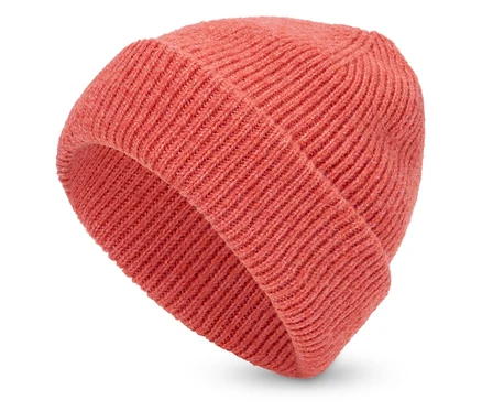 Korálově červená pletená čepice na bílém pozadí.