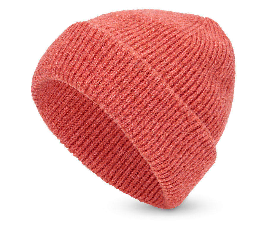 Korálově červená pletená čepice na bílém pozadí.