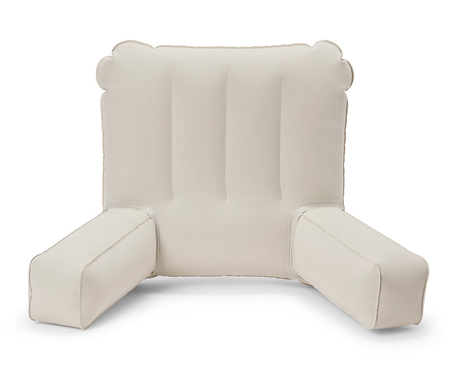 Krémový polštář na čtení s opěrkami na ruce na bílém pozadí.