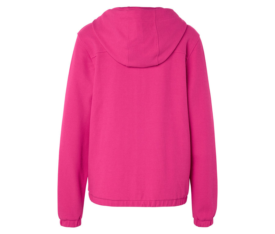 Zadní pohled na růžovou mikinu s kapucí.