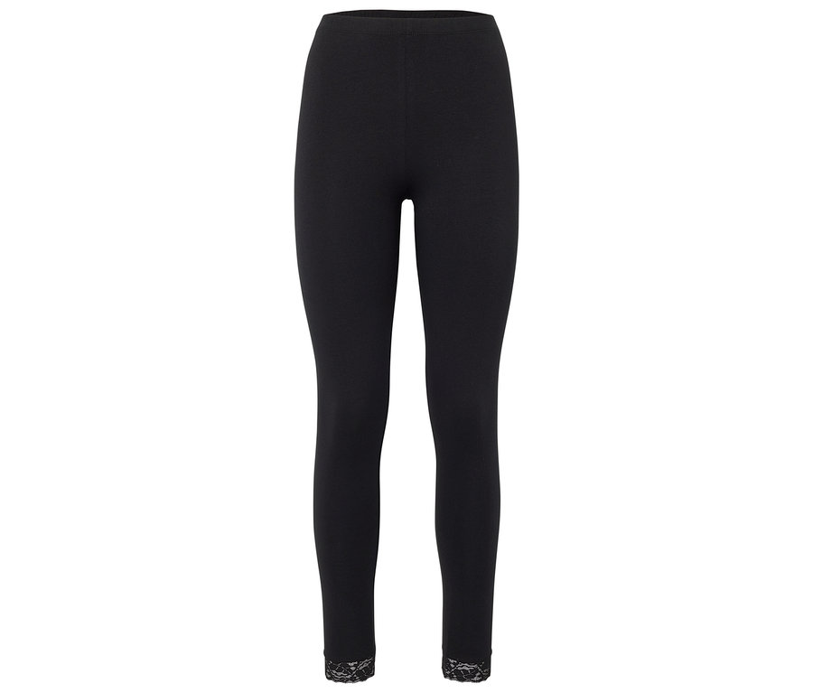 Černé legíny s krajkovým lemem na koncích nohavic.