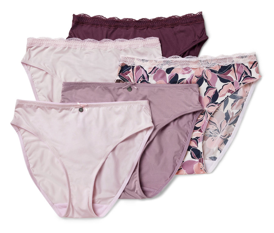 Sada pěti dámských kalhotek různých barev a vzorů s krajkovým lemováním.