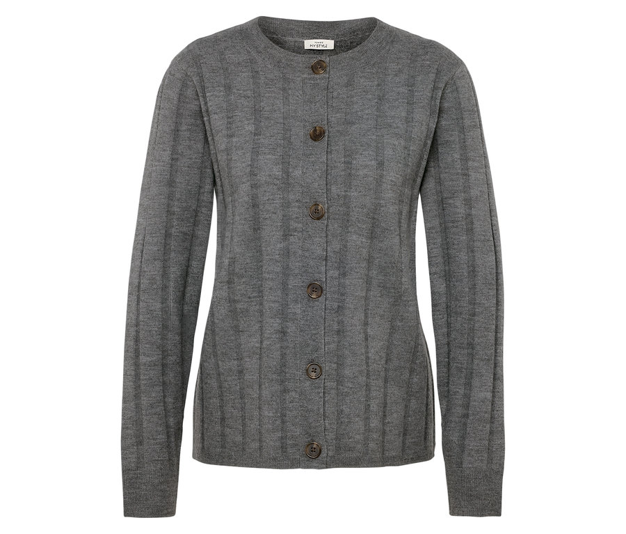Šedý pletený kardigan s hnědými knoflíky.