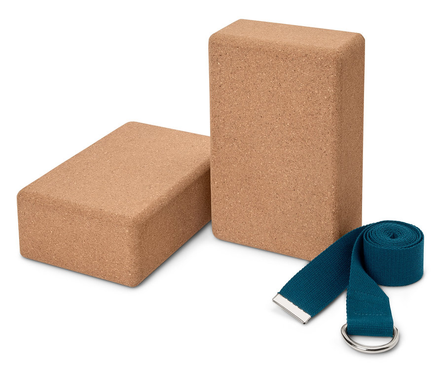 Dva korkové bloky na jógu a modrý popruh na jógu.