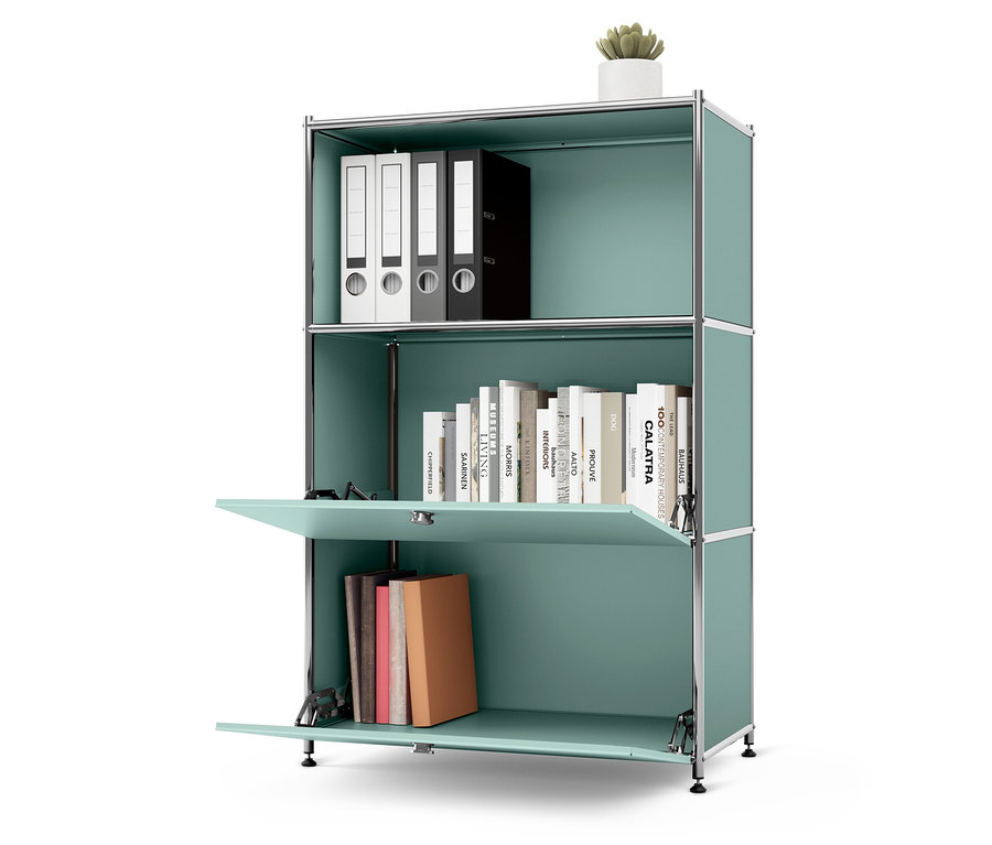 Tyrkysový regál s knihami a pořadači, nahoře květina v květináči.