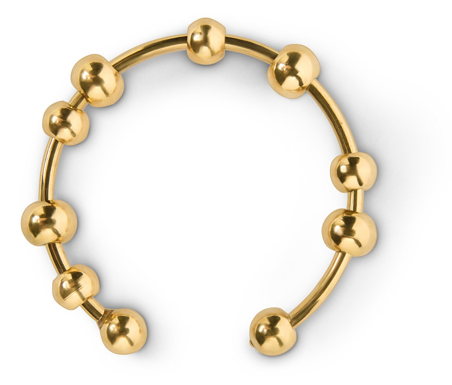 Zlatý náramek s kuličkami na bílém pozadí.