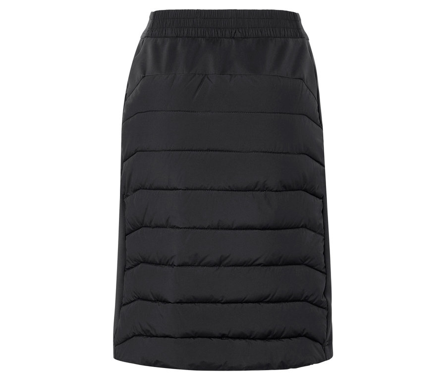 Černá prošívaná sukně na bílém pozadí.