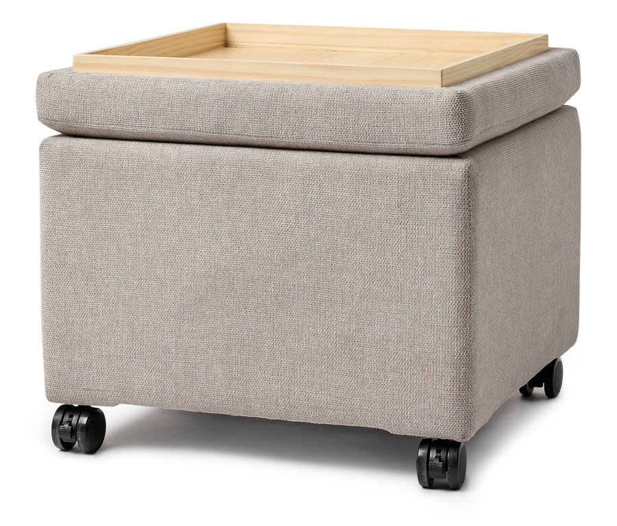 Béžová látková kostka s dřevěným podnosem na vrchu a kolečky.