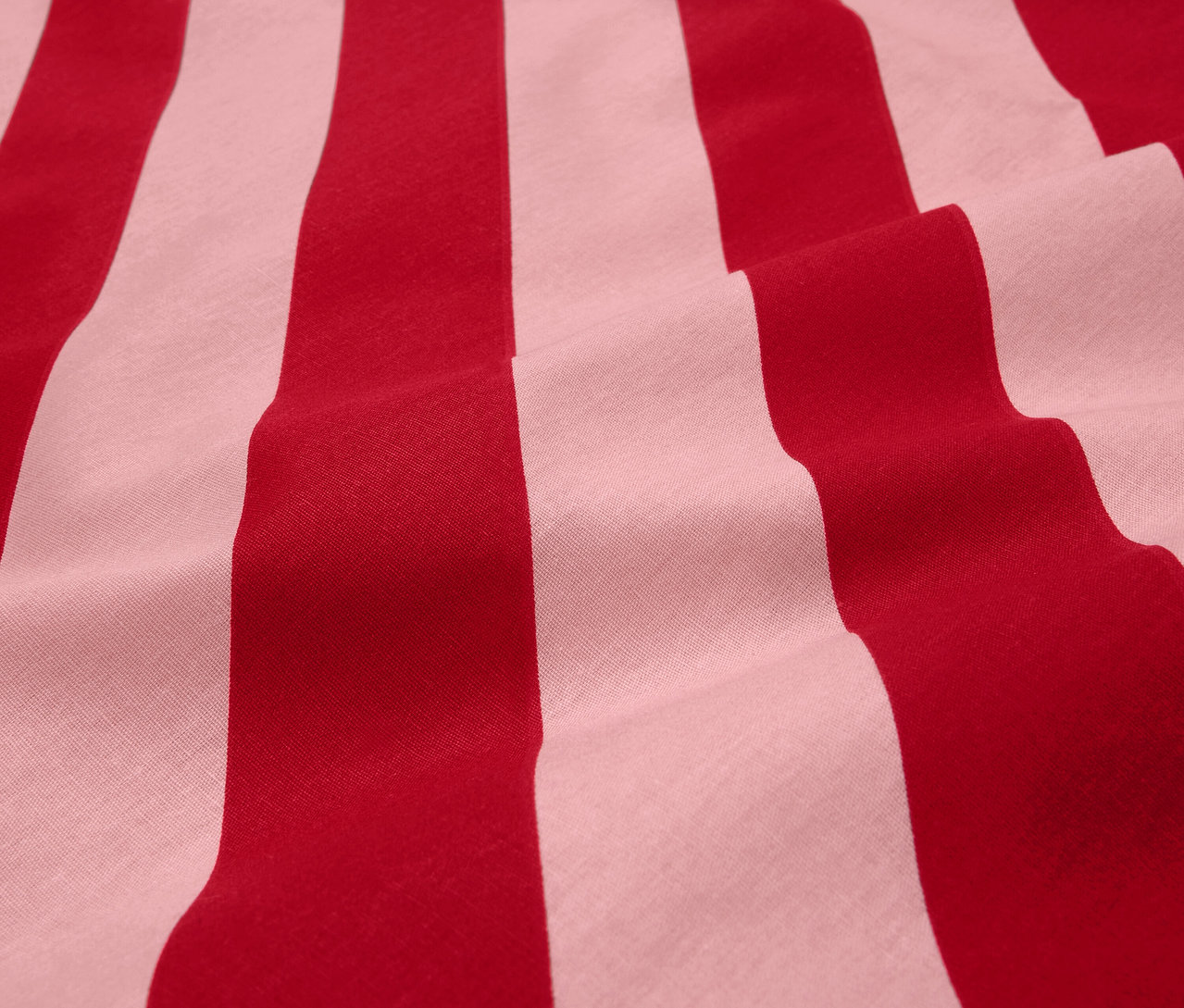 Detail červenobílé pruhované látky.