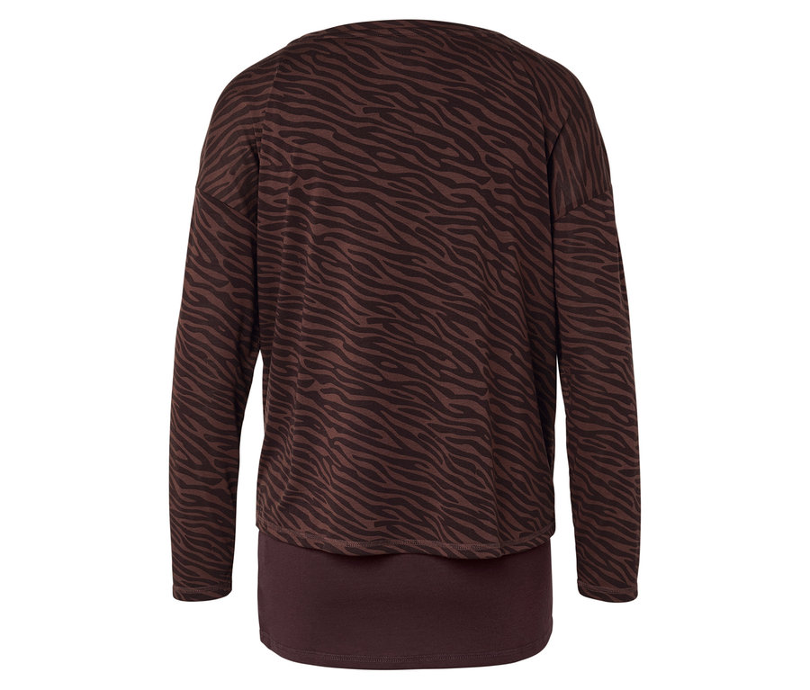 Hnědá halenka se zvířecím vzorem.