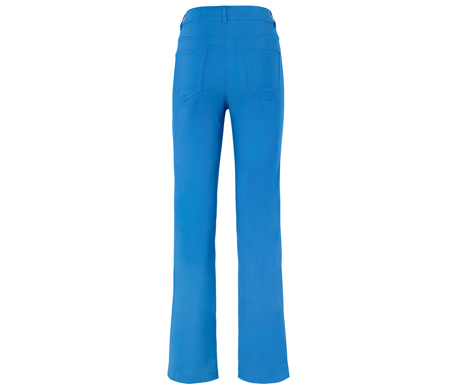 Zadní pohled na modré kalhoty.