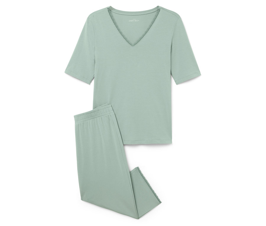 Světle zelené pyžamo s krátkým rukávem a kalhotami leží na bílém pozadí.