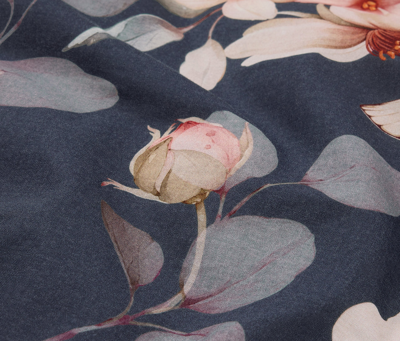 Detailní záběr na standardní povlečení renforcé s květinovým vzorem.