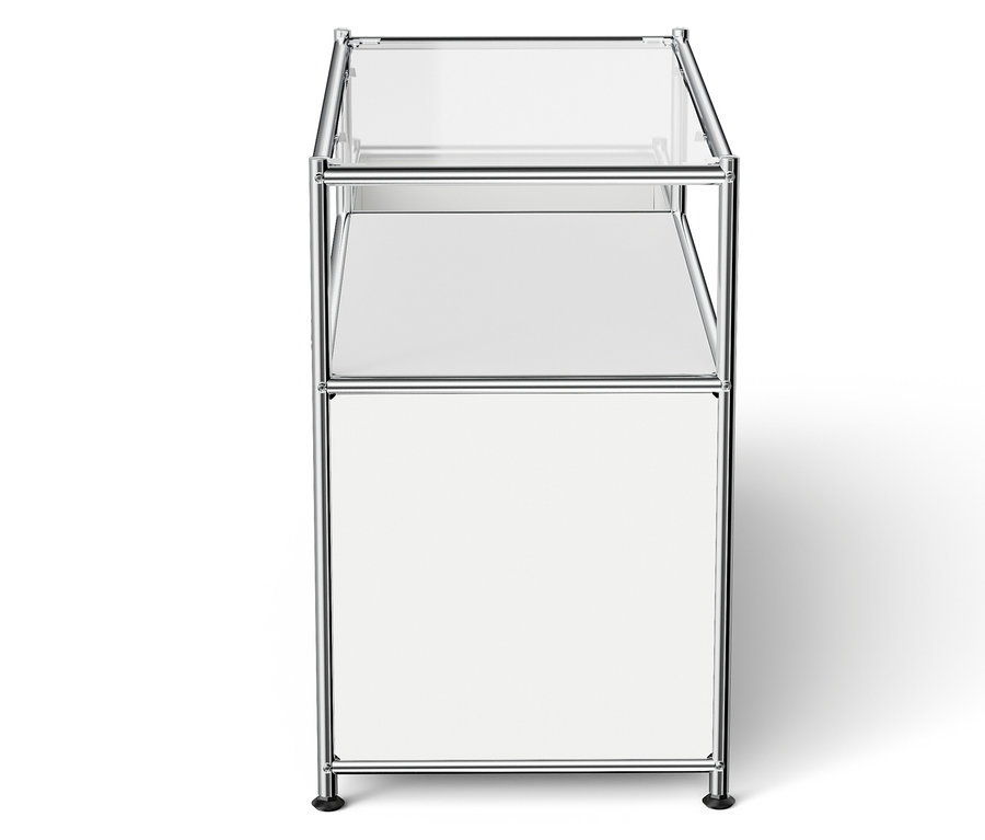 Chromový rám s průhlednou skleněnou horní deskou a bílým panelem.