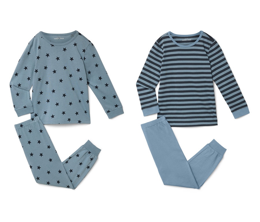 Dvě modrá pyžama, jedno s hvězdami a druhé s pruhy, leží na bílém pozadí.