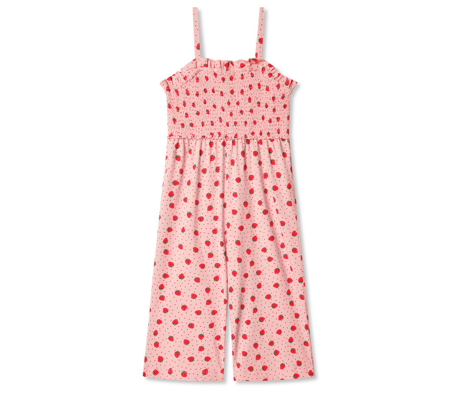 Růžový overal s jahodovým vzorem na ramínkách leží na bílém pozadí.