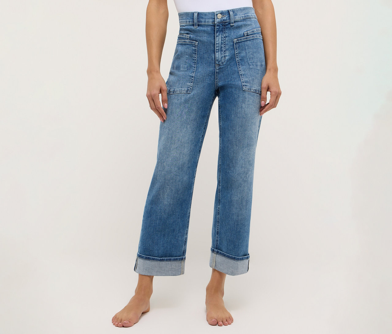 Osoba má na sobě modré džíny Angels »Liberta«.