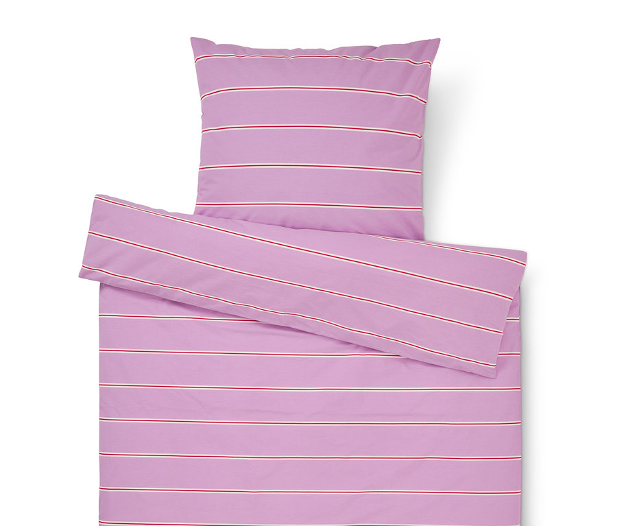 Fialové ložní prádlo s červenými a bílými pruhy sestávající z povlaku na polštář a povlaku na přikrývku.