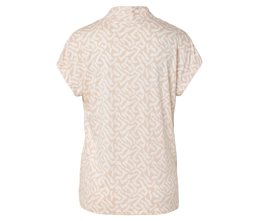 Pohled zezadu na světle béžovou halenku s krátkým rukávem a abstraktním vzorem.