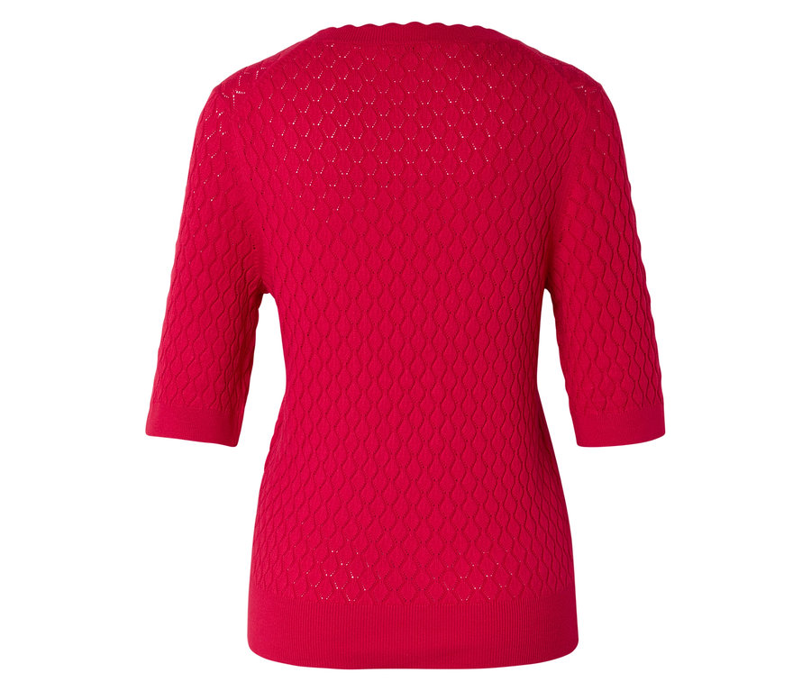 Pohled zezadu na červený pletený svetr s tříčtvrtečními rukávy.