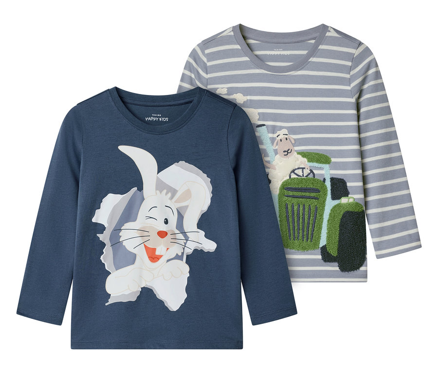 Dvě dětská trička s dlouhým rukávem leží vedle sebe. Jedno je modré s bílým zajícem a druhé je šedé s pruhy a ovcí na traktoru.