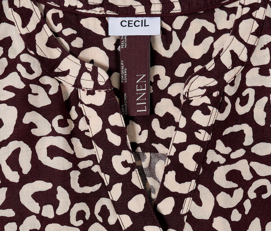 Detailní záběr na top CECIL s hnědým a béžovým leopardím vzorem a štítkem LINEN.