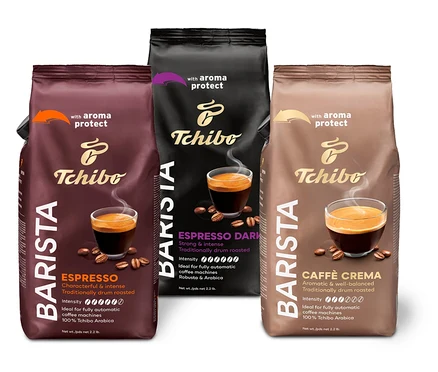 Tři balení Barista Ochutnávkový set 3 x 1kg zrnkové kávy stojí vedle sebe.