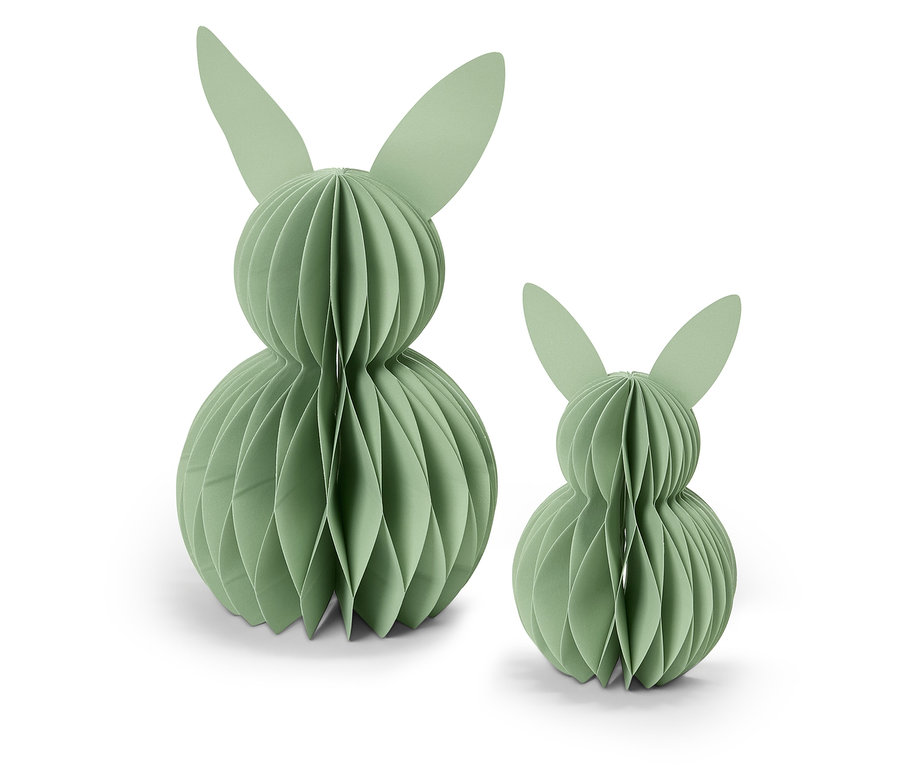 Dva světle zelení papíroví zajíčci stojí na bílém pozadí.