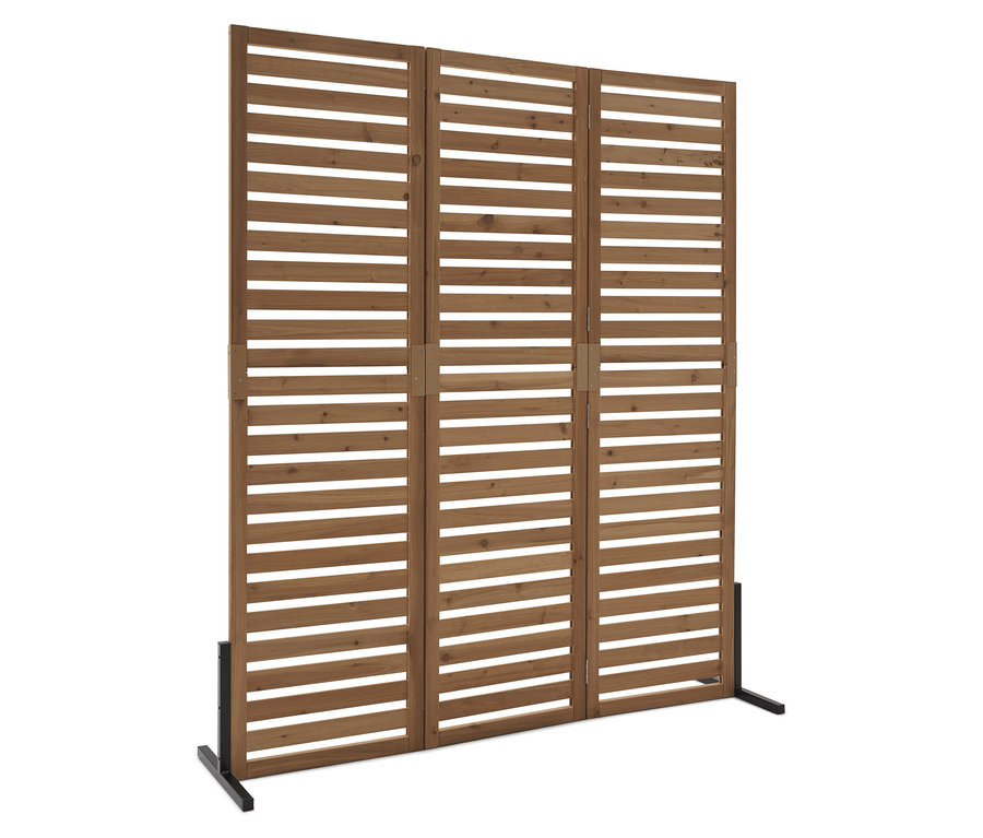 Třídílná, vodorovně orientovaná, dřevěná dělicí stěna stojí na černé základně.