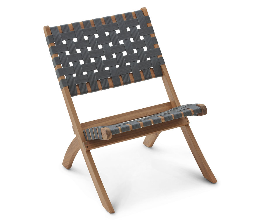 Samostatné dřevěné křeslo se šedým popruhovým sedákem stojí na bílém pozadí.