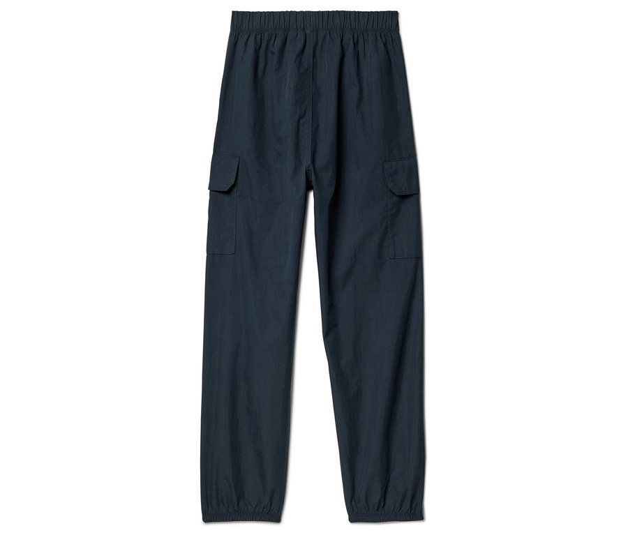 Tmavě modré kalhoty s elastickým pasem a dvěma našitými kapsami na stehnech.