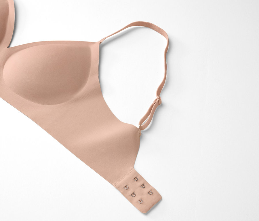 Tělová podprsenka leží na bílém pozadí.