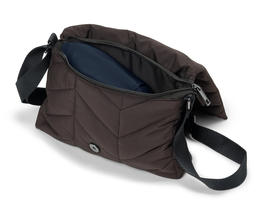 Otevřená hnědá taška přes rameno s černým popruhem leží na bílém pozadí.