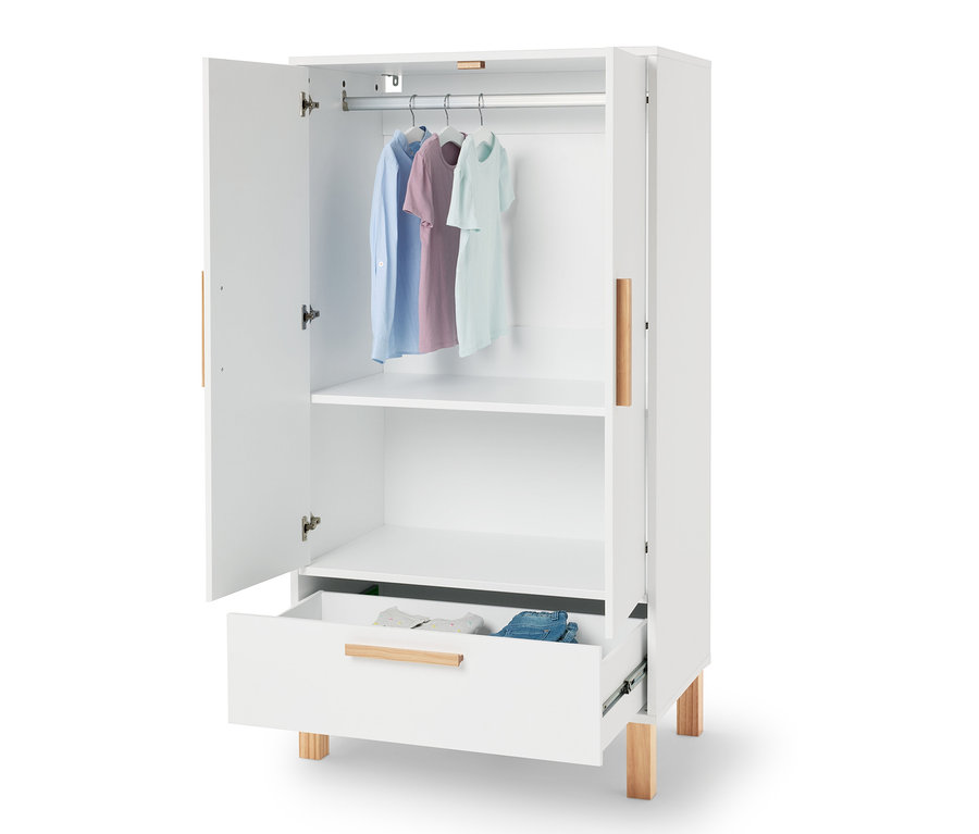 Otevřená bílá skříň se třemi košilemi na ramínkách a oblečením v zásuvce.