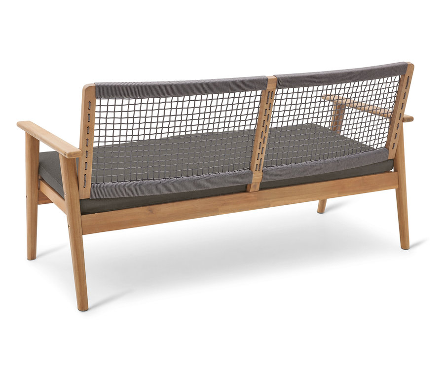 Pohled zezadu na dřevěnou zahradní lavici se šedým sedákem a opěradlem ze šňůrové síťoviny.