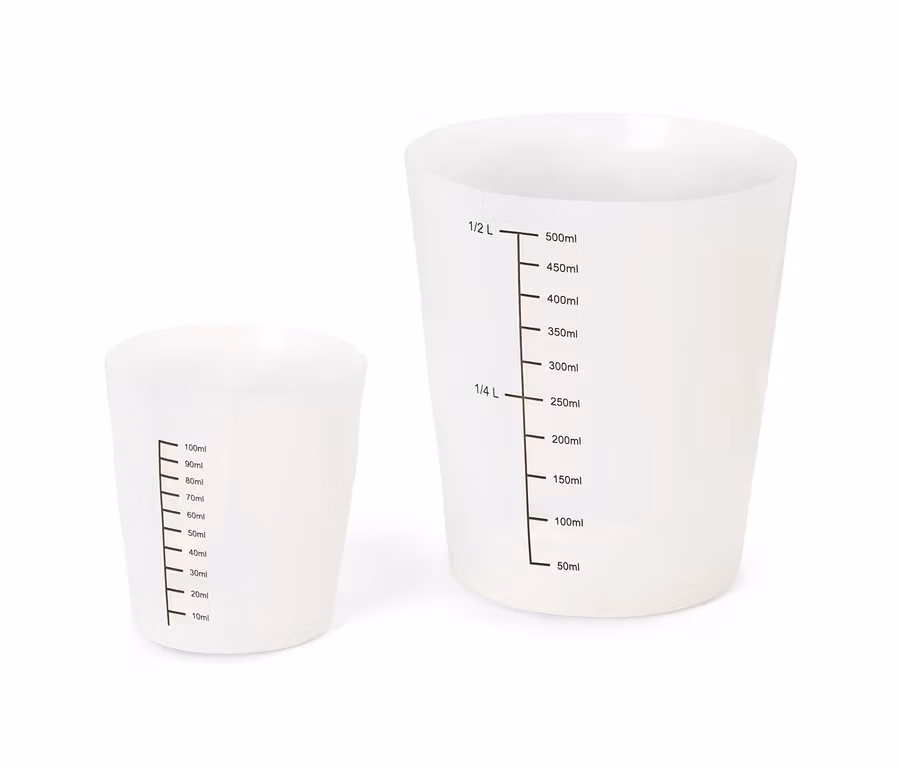 Dvě průsvitné bílé odměrky, jedna menší (10-100ml) a jedna větší (50-500ml, 1/4 L, 1/2 L).