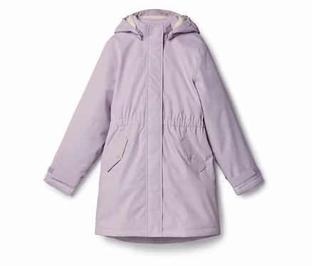 Světle fialová bunda s dlouhými rukávy, kapucí, dvěma kapsami s klopami a elastickým pasem. Kapuce má světlou fleecovou podšívku, rukávy mají nastavitelné manžety.