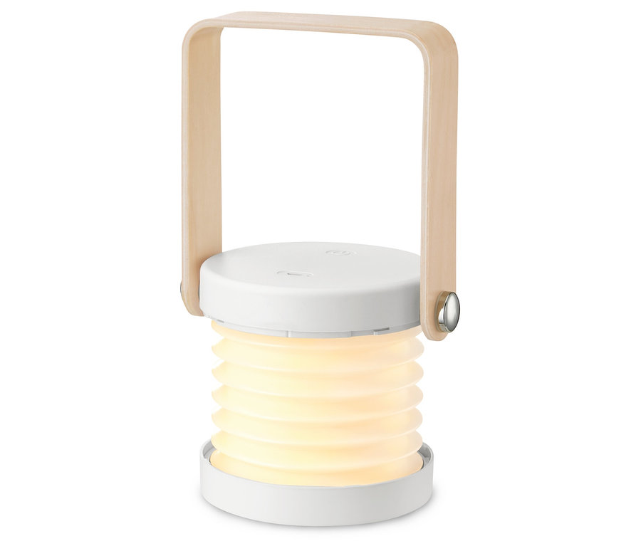 Skládací stolní lampička s LED svítí na bílém pozadí.