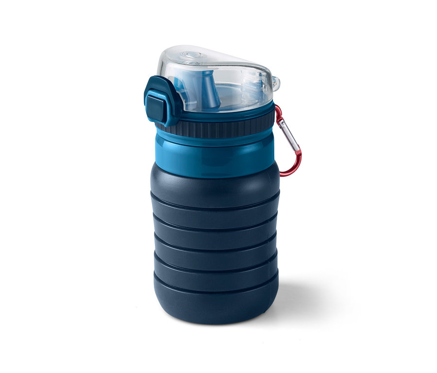 Skládací lahev na pití v modré barvě s červenou karabinou.